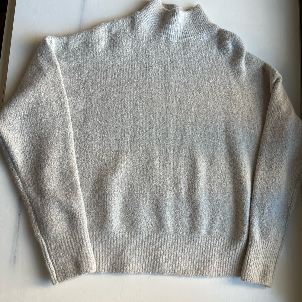 Bershka turtle neck sweater, never worn. Super cute and perfect for winter!